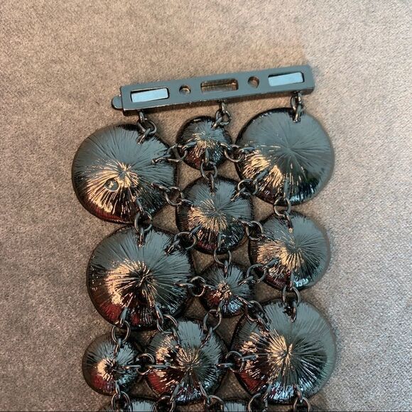 Dark Silvertone hammered metal circular rhinestone cluster magnetic bracelet - Picture 6 of 9